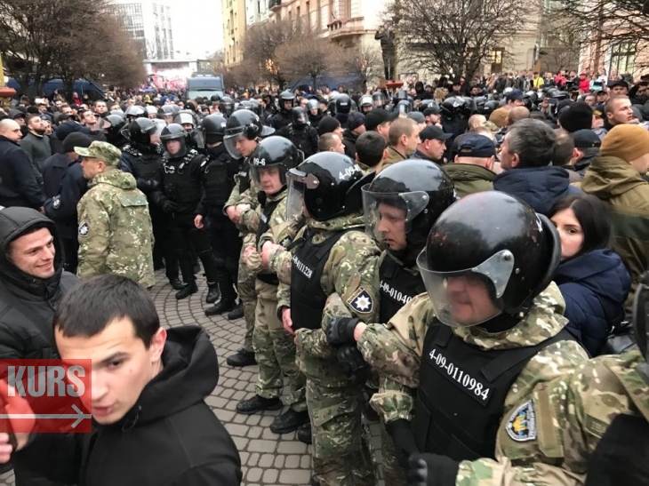 У Франківську на мітингу Порошенка побились Нацдружини з поліцією. ФОТО, ВІДЕО 1