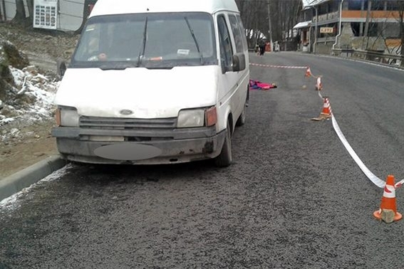 У Яремчому Fоrd Transit збив жінку з дитиною на тротуарі