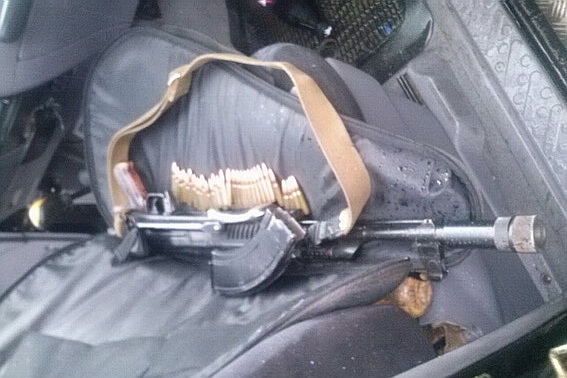 Поліція затримала франківця, який віз у джипі зброю