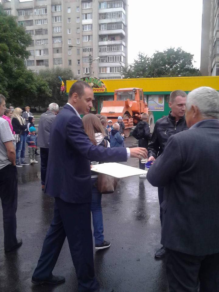Кандидат у мери Руслан Марцінків пригощає виборців