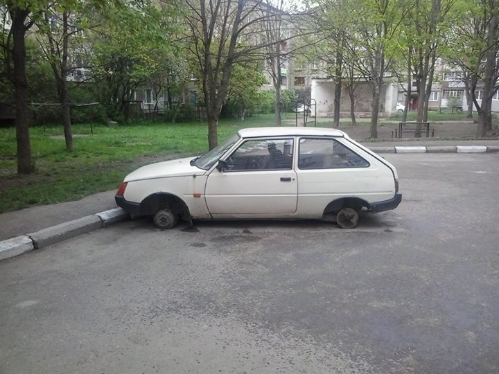 У Франківську почали "роззувати" автомобілі у дворах. ФОТОФАКТ 1