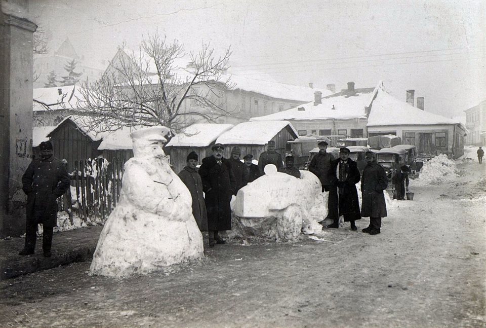 Зимові розваги: як австрійські військовики в Галичині у 1916 році цісаря зі свинею зліпили. ФОТОФАКТ 1