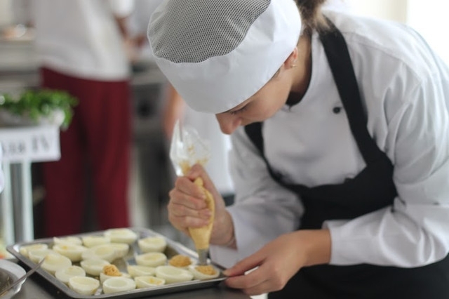 Кухарі франківських шкіл змагатимуться за нову техніку для їдалень