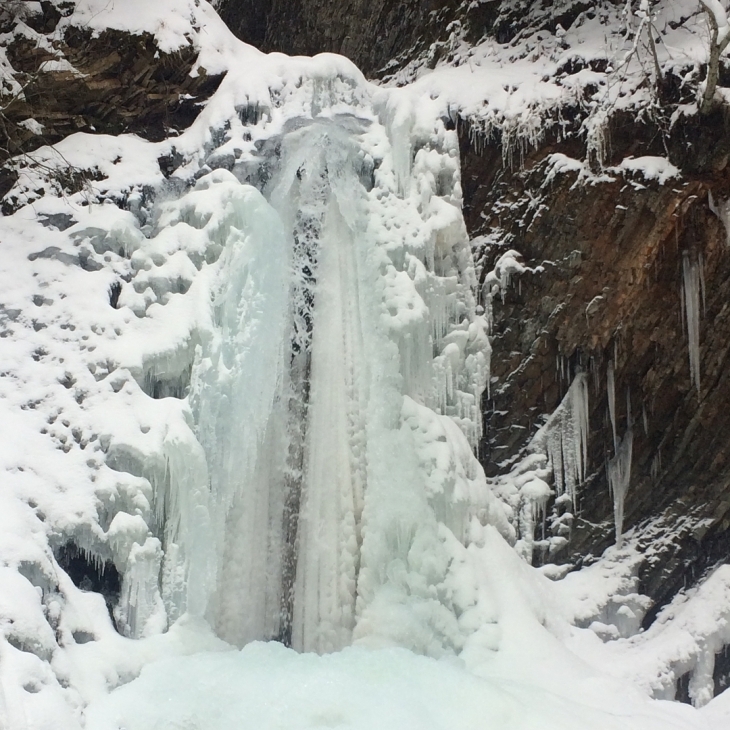 Вражаюча краса. В Карпатах замерзли водоспади (ФОТО)