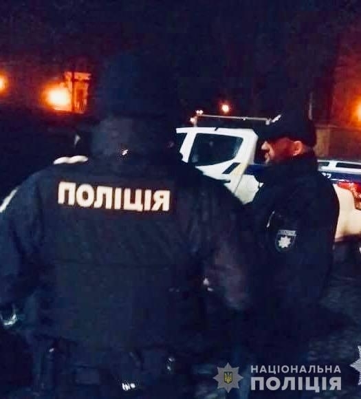 Полісмени затримали чоловіка, який посеред ночі повідомив про "замінуванння" відділу поліції в Надвірній