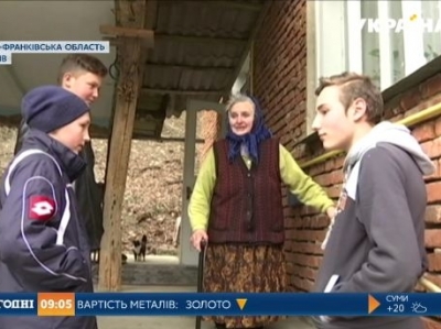 Результат пошуку зображень за запитом "На Тлумаччині школярі безплатно допомагають літнім людям"