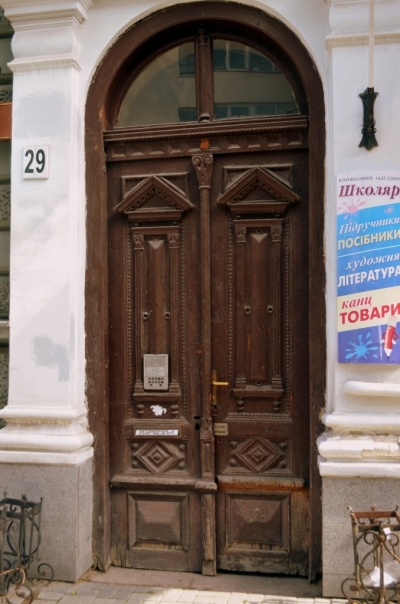 Вхідні двері до будинку збереглися.