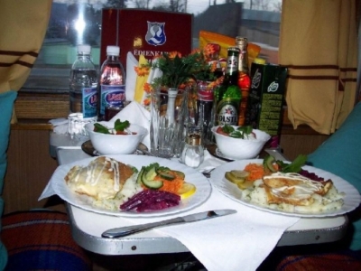 Обіди, закуски, десерти: Укрзалізниця запустить послугу повноцінного харчування у потягах з Франківська
