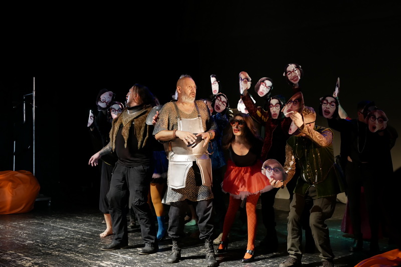 Шекспір перевертався у труні: ветерани АТО зіграли у Франківську іронічну комедію 2
