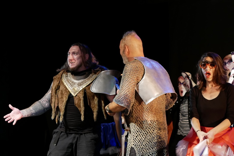 Шекспір перевертався у труні: ветерани АТО зіграли у Франківську іронічну комедію 3