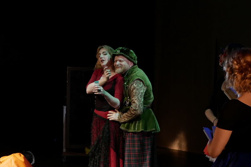 Шекспір перевертався у труні: ветерани АТО зіграли у Франківську іронічну комедію 4