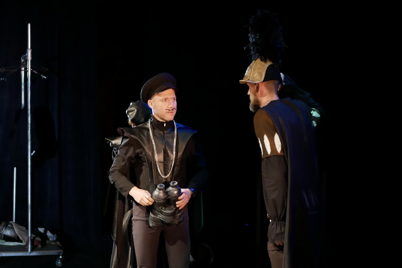 Шекспір перевертався у труні: ветерани АТО зіграли у Франківську іронічну комедію 5