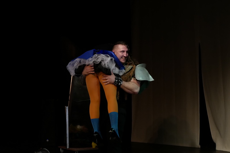 Шекспір перевертався у труні: ветерани АТО зіграли у Франківську іронічну комедію 6