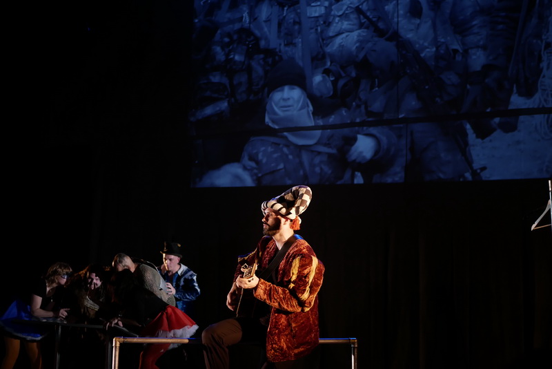 Шекспір перевертався у труні: ветерани АТО зіграли у Франківську іронічну комедію 7