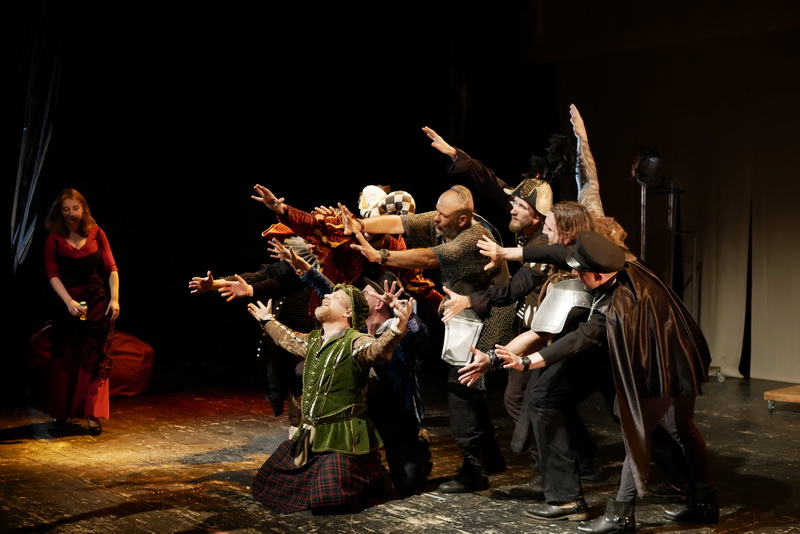 Шекспір перевертався у труні: ветерани АТО зіграли у Франківську іронічну комедію 8