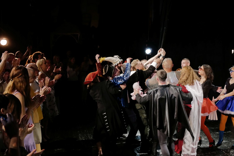 Шекспір перевертався у труні: ветерани АТО зіграли у Франківську іронічну комедію 11