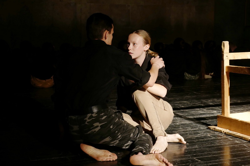 "Україна в огні": "Дитяча театральна майстерня" показала зворушливу виставу про війну 2