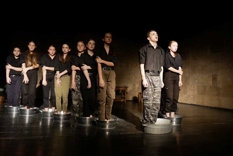 "Україна в огні": "Дитяча театральна майстерня" показала зворушливу виставу про війну 7