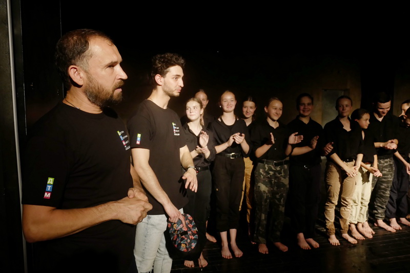 "Україна в огні": "Дитяча театральна майстерня" показала зворушливу виставу про війну 11