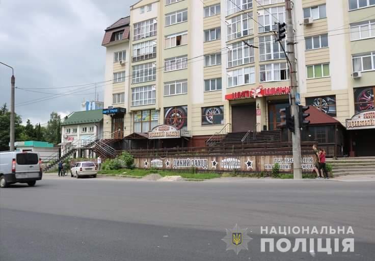 Двоє франківців побили поляка, поки той міняв колесо в авто 3