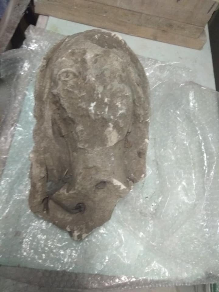 У Коломиї на території церкви у смітті знайшли старовинну скульптуру Богородиці 3