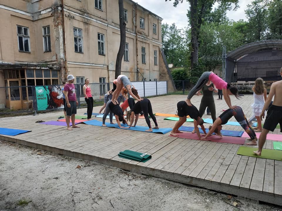 День йоги у Франківську відзначили "живими" скульптурами 3