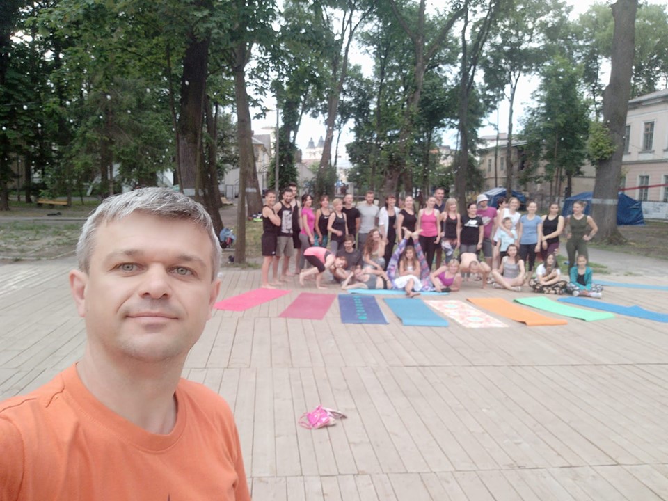 День йоги у Франківську відзначили "живими" скульптурами 4