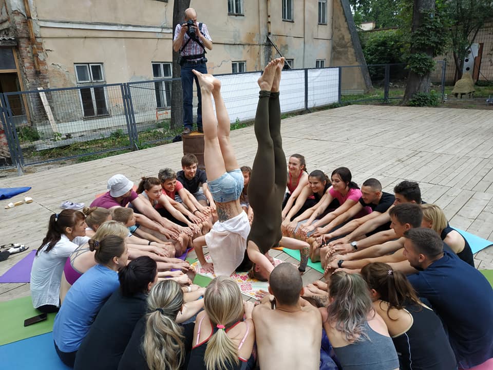День йоги у Франківську відзначили "живими" скульптурами 1
