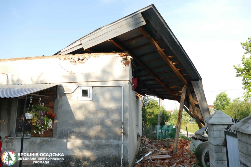 Через стихію родина у Брошнів-Осадській ОТГ залишилася без даху над головою 4