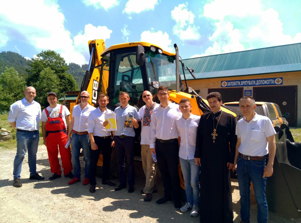 Білоберізька ОТГ отримала екскаватор від програми DOBRE 1