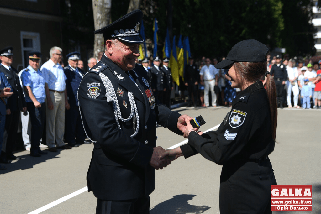 У Франківську майже півтори сотні випускників академії внутрішніх справ отримали перші офіцерські звання 8