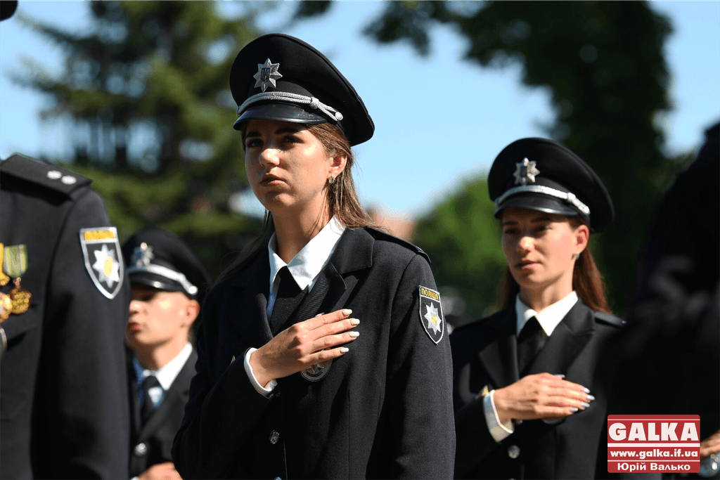 У Франківську майже півтори сотні випускників академії внутрішніх справ отримали перші офіцерські звання 10