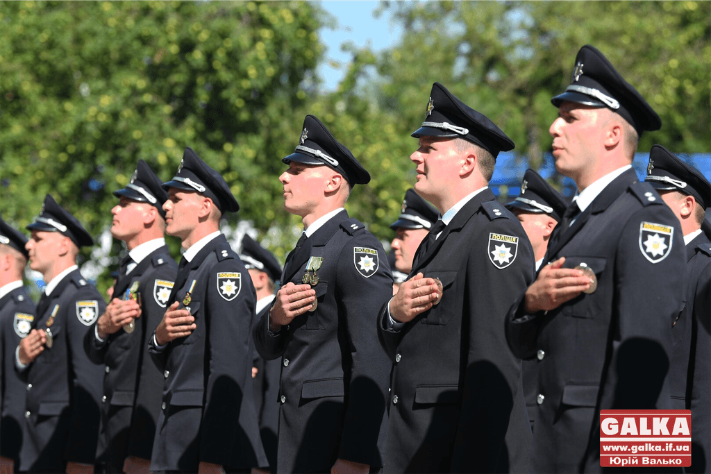 У Франківську майже півтори сотні випускників академії внутрішніх справ отримали перші офіцерські звання 1