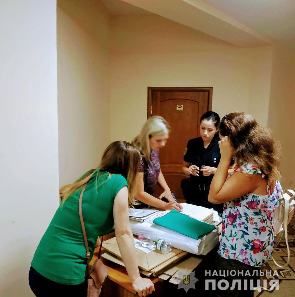 На виборчі дільниці на Франківщині почали передавати бюлетені для голосування 1