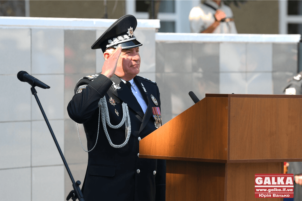 У Франківську майже півтори сотні випускників академії внутрішніх справ отримали перші офіцерські звання 11