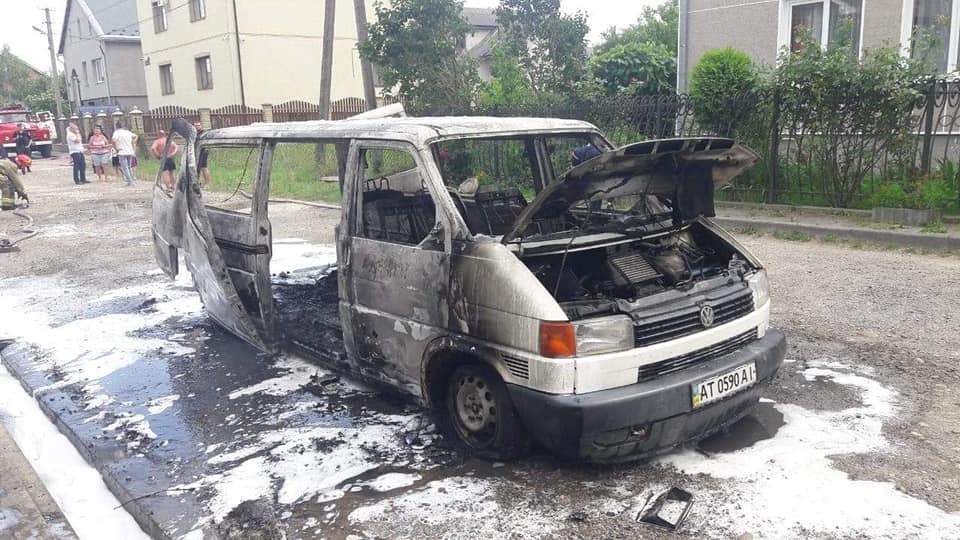 В Угринові згорів мікроавтобус Volkswagen 3