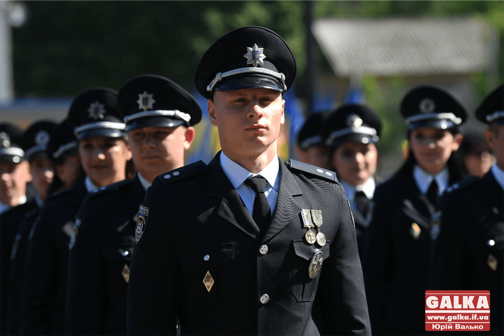 У Франківську майже півтори сотні випускників академії внутрішніх справ отримали перші офіцерські звання 2