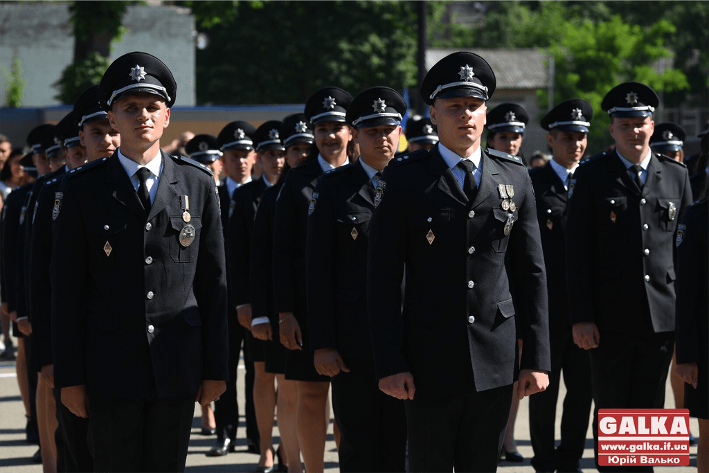 У Франківську майже півтори сотні випускників академії внутрішніх справ отримали перші офіцерські звання 4