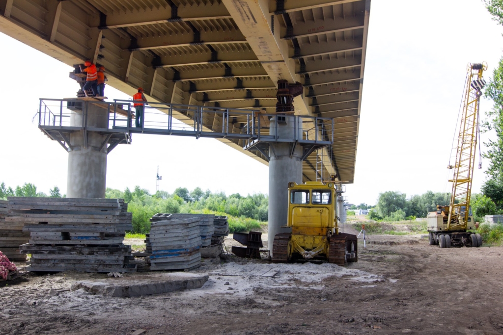 Залишилось 87 метрів: у Франківську триває будівництво моста на Пасічну 3