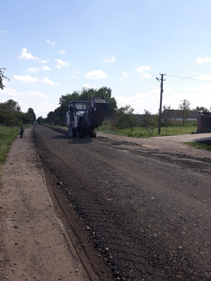 Дорожники ремонтують трасу Калуш – Жидачів, потім підуть на Кути 2