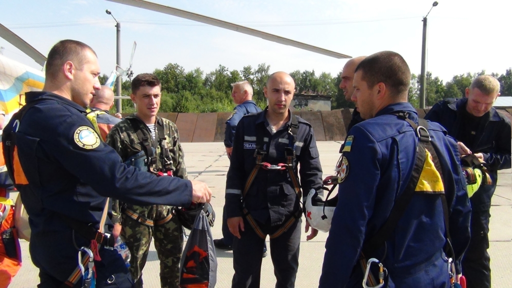 Прикарпатські рятувальники вчаться гасити лісові пожежі з літаків та гелікоптерів 4