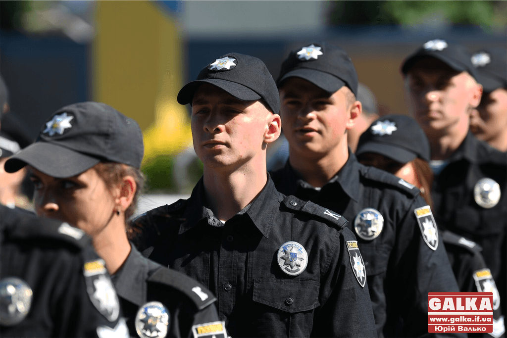 У Франківську майже півтори сотні випускників академії внутрішніх справ отримали перші офіцерські звання 5