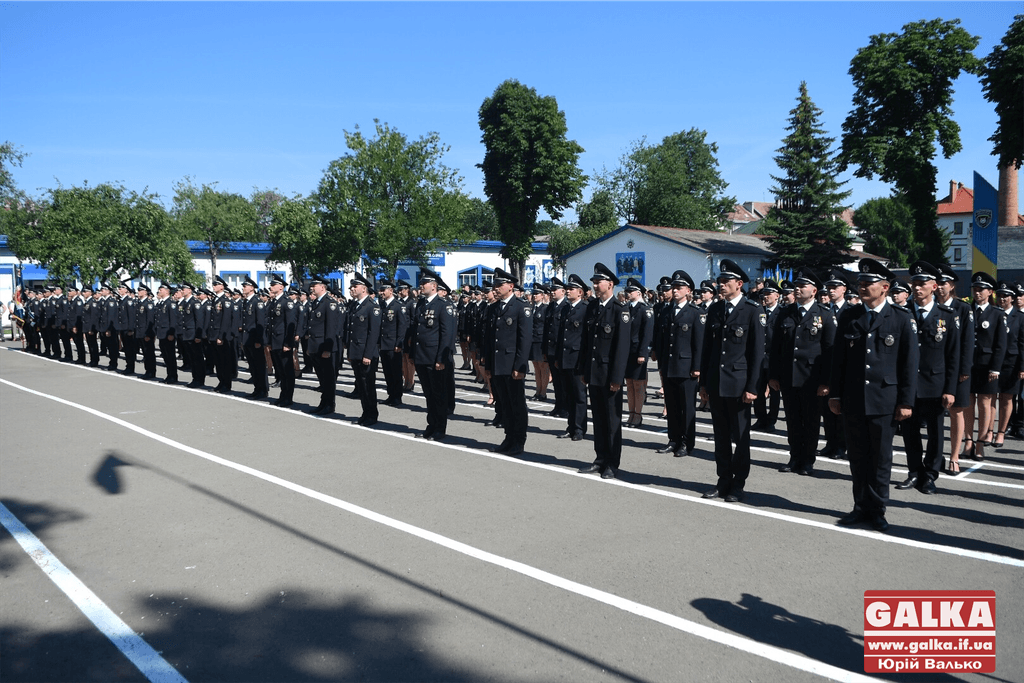 У Франківську майже півтори сотні випускників академії внутрішніх справ отримали перші офіцерські звання 7