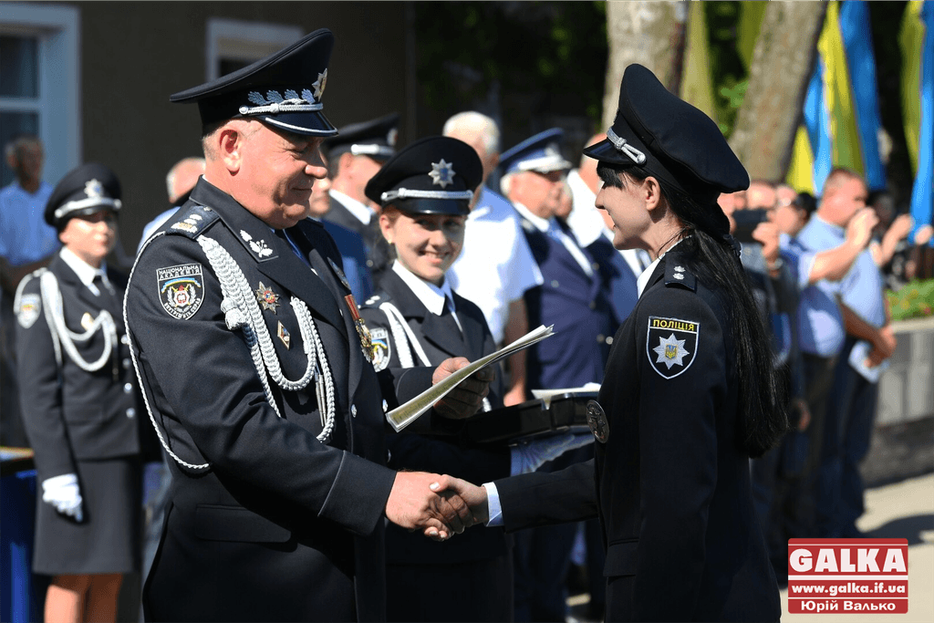 У Франківську майже півтори сотні випускників академії внутрішніх справ отримали перші офіцерські звання 6