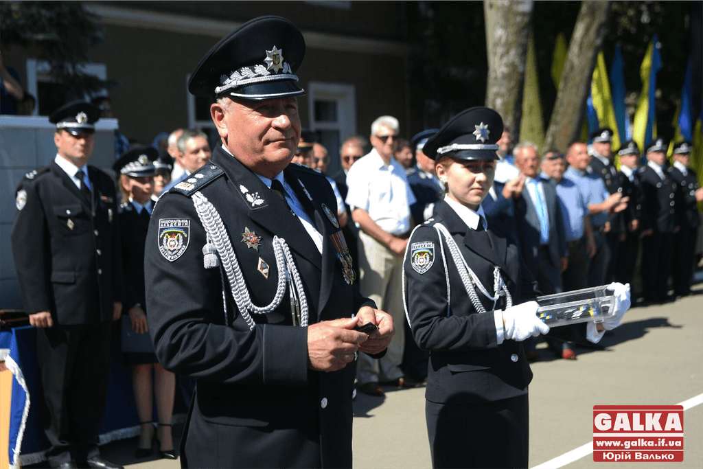 У Франківську майже півтори сотні випускників академії внутрішніх справ отримали перші офіцерські звання 12
