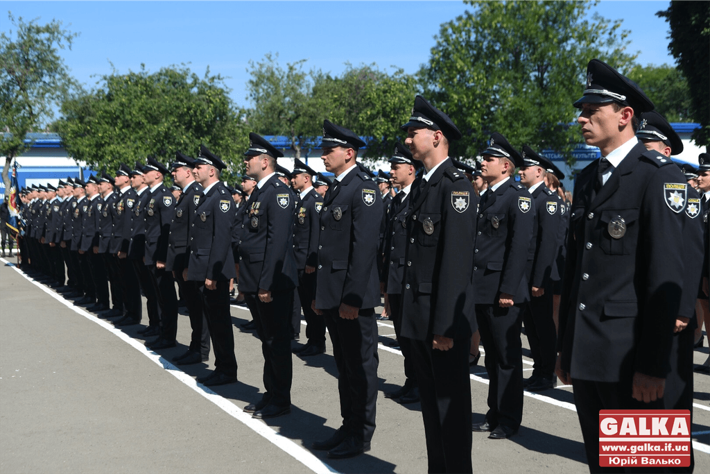 У Франківську майже півтори сотні випускників академії внутрішніх справ отримали перші офіцерські звання 13