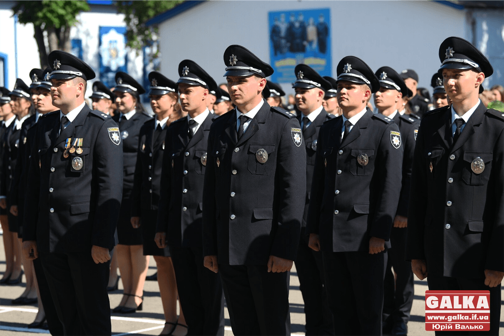 У Франківську майже півтори сотні випускників академії внутрішніх справ отримали перші офіцерські звання 14