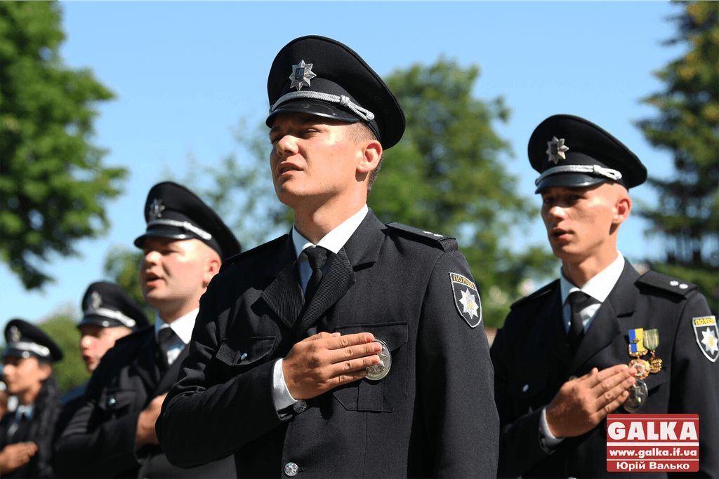 У Франківську майже півтори сотні випускників академії внутрішніх справ отримали перші офіцерські звання 15