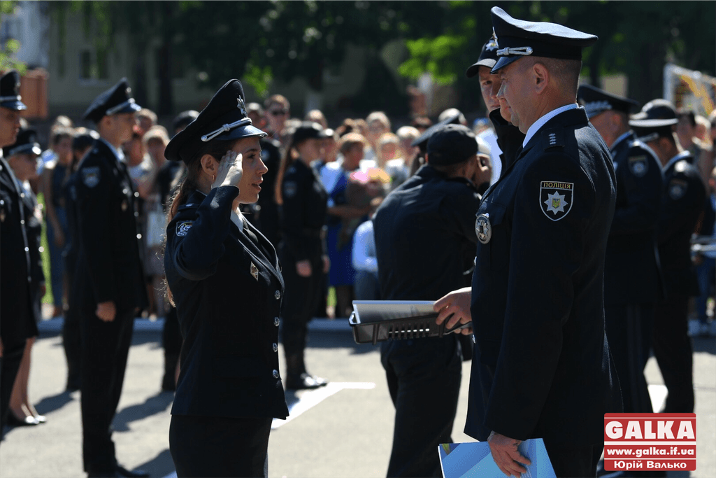 У Франківську майже півтори сотні випускників академії внутрішніх справ отримали перші офіцерські звання 16