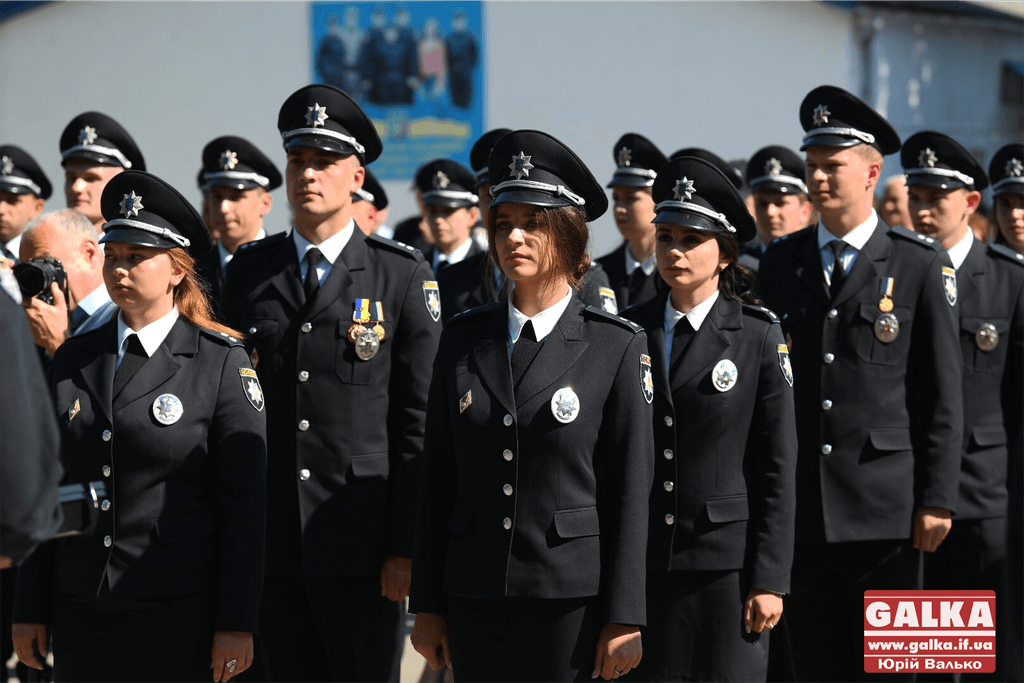 У Франківську майже півтори сотні випускників академії внутрішніх справ отримали перші офіцерські звання 18